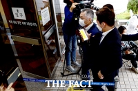 [TF포토] 법정 들어서는 최강욱 대표