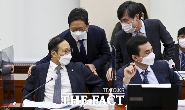 하태경 국민의힘 의원이 16일 서욱 국방부 장관 후보자 인사청문회에서 병가와 관련해 서 후보자의 1군단장 시절과 달라진 발언에 위선적이라고 비판했다. 이에 더불어민주당 의원들은 하 의원의 발언에 문제가 있다, 거짓 주장을 한다고 반박하면서 충돌했다. 이날 청문회에서 (왼쪽부터) 민주당 홍영표, 황희 의원과 하 의원이 대화하고 있다. /국회=이새롬 기자