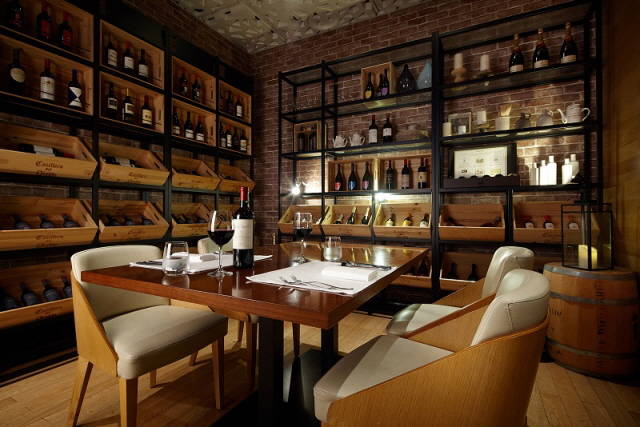 롯데호텔 서울 라세느가 직원이 직접 음식을 서빙해주는 프라이빗 고메 서비스를 시작했다. /롯데호텔 제공