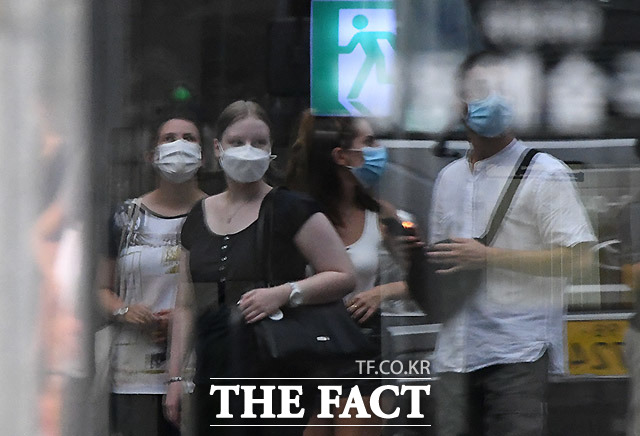 코로나19로 인해 사회적 거리두기가 지속되고 있는 가운데 15일 한국을 찾은 외국인들이 마스크를 쓰고 서울 명동 거리를 걷고 있다. /이효균 기자