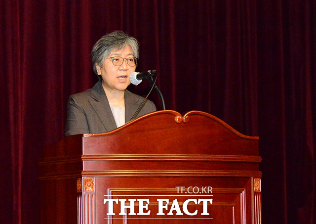 국내 신종 코로나바이러스 감염증(코로나19) 지역발생 확진자가 나흘 만에 다시 세자릿수로 늘었다. 정은경 질병관리청장이 14일 오전 충북 청주시 오송보건의료행정타운 후생관에서 열린 질병관리청 승격을 기념하는 개청 기념식에 참석해 기념사를 하고 있다. / 질병관리청 제공