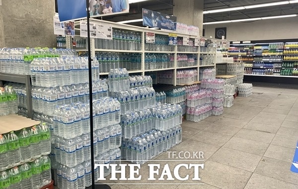 이달 초 제주개발공사가 삼다수의 유통구조의 개선방안을 찾는 연구용역을 실시하면서 직판매에 나서는 것이 아니냐는 전망이 나오고 있다. /더팩트 DB