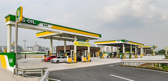 에쓰오일이 경기도 파주 운정신도시에 토털 케어 서비스를 제공하는 초대형 복합 에너지 스테이션 파주 운정드림 주유소·충전소를 열었다고 16일 밝혔다. /에쓰오일 제공