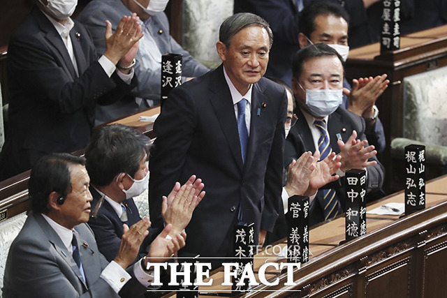 스가 요시히데 자민당 신임 총재가 16일 오후 일본 중의원에서 총리 지명 표결을 통과한 뒤 인사를 하고 있다. / 도쿄=AP.뉴시스