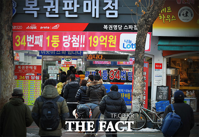 16일 기획재정부 복권위원회에 따르면 올 상반기 복권 판매액(2조6000억 원)이 2005년 이후 최대치를 기록한 것으로 나타났다. /이덕인 기자