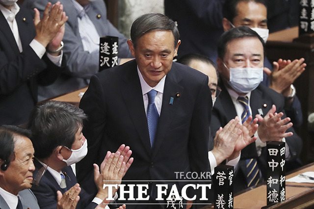 일본 중의원에서 총리 지명 표결을 통과한 뒤 인사하는 스가 신임 총리