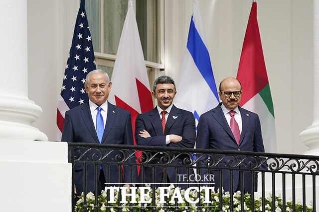 트럼프 대통령 연설 듣는 베냐민 네타냐후 이스라엘 총리와 셰이크 압둘라 빈 자예드 알나흐얀 UAE 외무장관, 압둘라티브 빈 라시드 알자야니 바레인 외무장관(왼쪽부터).