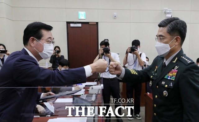 서욱 국방장관 후보자가 16일 국회에서 열린 인사청문회에 출석, 증인선서를 마친 후 선언문을 민홍철 위원장에게 전달 후 주먹인사를 나누고 있다. /이새롬 기자