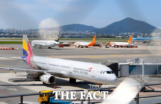 코로나19 여파로 저유가 기조가 이어지자 국제선 유류할증료가 7개월 연속 0원 행진을 기록했다. /이선화 기자