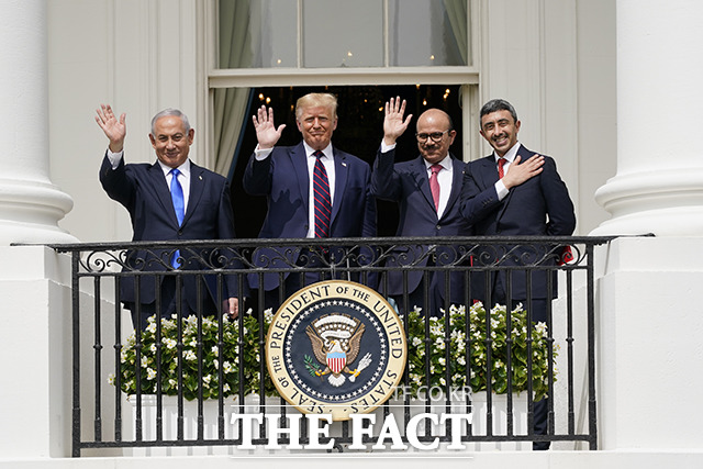 참석자들에게 인사하는 베냐민 네타냐후 이스라엘 총리, 도널드 트럼프 대통령, 압둘라티브 빈 라시드 알자야니 바레인 외무장관, 셰이크 압둘라 빈 자예드 알나흐얀 UAE 외무장관(왼쪽부터).