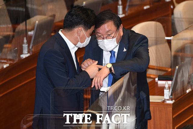 더불어민주당 김태년 원내대표(오른쪽)와 김영진 원내총괄수석부대표가 대화를 나누고 있다.