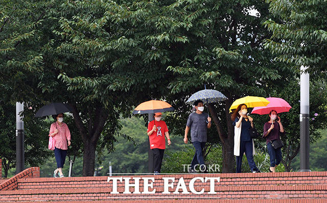 목요일인 17일은 전국이 흐리고 곳곳에 가을비가 내리며 낮에는 선선한 날씨를 보이겠다. /임영무 기자