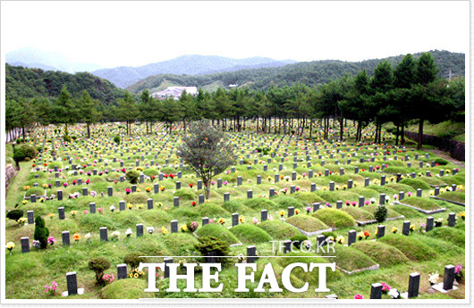 부산시는 17일 사회적 거리두기 2단계를 1주일 연장한다고 밝혔다. 사진은 영락공원 공원묘지. / 영락공원 제공.