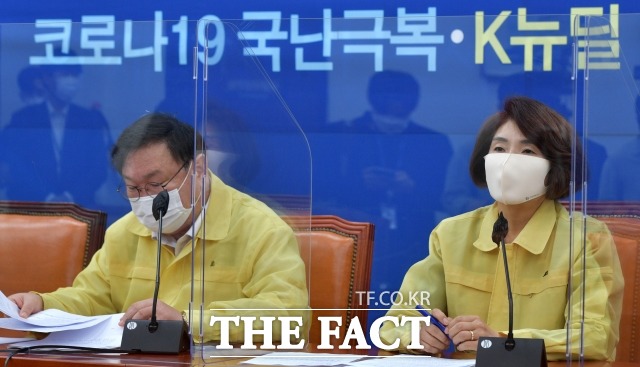 한정애 더불어민주당 정책위의장(오른쪽)이 개천절 집회와 관련 온라인 비대면 집회를 제안한다고 했다. 지난 15일 열린 원내대책회의에 참석한 한 의장. /이새롬 기자