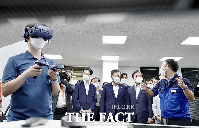 문재인 대통령이 17일 오후 스마트그린 산업단지인 경남 창원시 태림산업을 방문해 VR활용 생산교육을 참관하고 있다. /청와대 제공