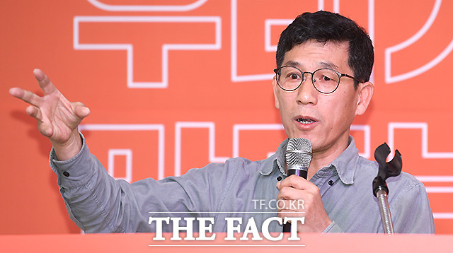 진중권 전 동양대 교수가 16일 (추미애 법무부장관 아들)서 씨에게 안 의사와 같은 국가훈장을 주도록 추진하자고 비꼬았다. 진 전 교수가 세미나에 참석한 모습. /이새롬 기자