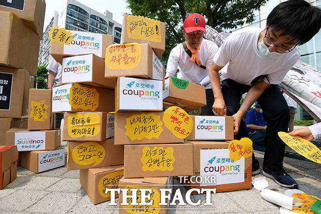 추석을 앞두고 택배 기사들이 과로사 대책을 요구하며 업무 거부에 들어가기로 했다. /더팩트 DB