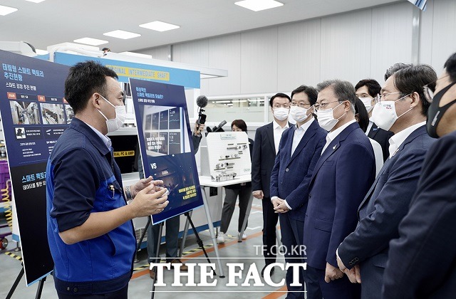 문재인 대통령이 17일 오후 경남 창원 스마트그린 산업 단지를 찾아 오경진 태림산업 부사장으로부터 설명을 듣고 있다. /청와대 제공