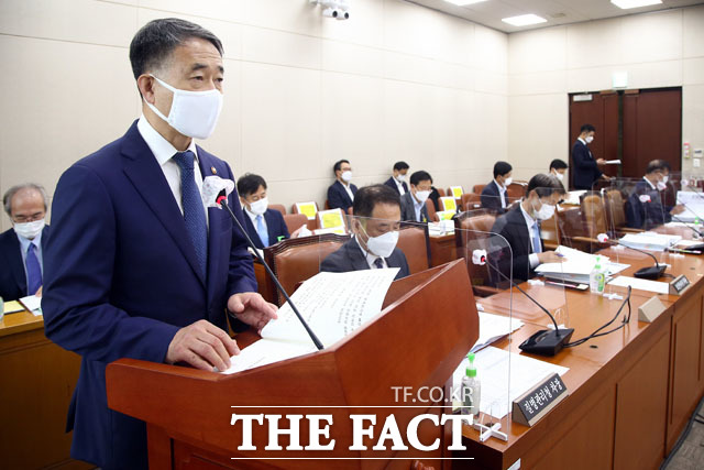 박능후 보건복지부 장관(왼쪽)이 17일 오전 서울 여의도 국회에서 열린 보건복지위원회 전체회의에 출석해 발언을 하고 있다. /국회=남윤호 기자
