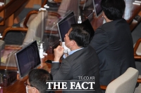 [TF포토] 마스크 내리고 항의하는 야당 의원