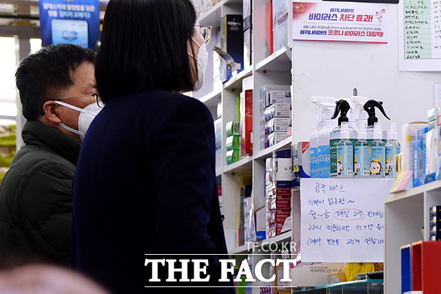 에이비엘바이오는 미국 FDA로부터 ABL901의 임상 1상을 승인 받았다고 18일 밝혔다. 사진은 지난 3월 13일 오후 서울 중구의 한 약국 앞에서 시민들이 코로나19 차단 마스크를 구매하기 위해 줄 서 있는 모습. /이선화 기자