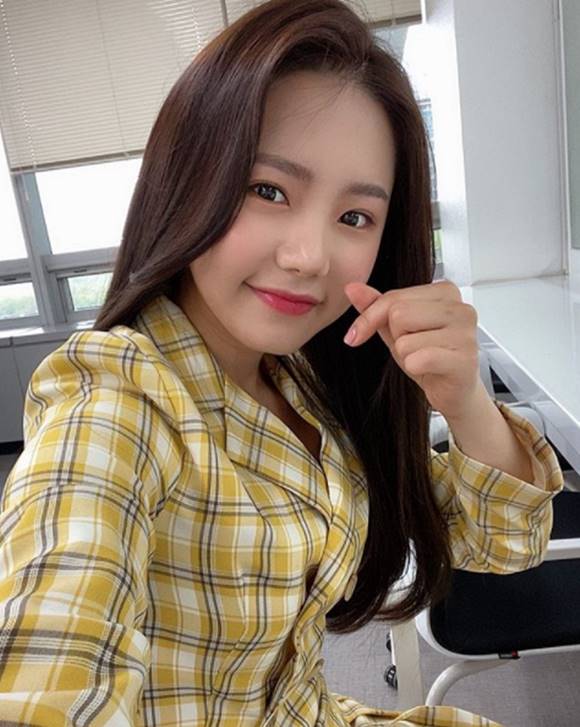 가수 송하예가 SNS에 사필귀정이란 말을 남겨 과거 자신을 음원 사재기한 가수로 저격한 박경을 향한 비판이 아니냐는 추측이 이어지고 있다. /송하예 SNS