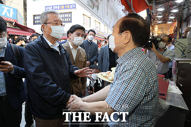 김종인 국민의힘 비상대책위원장이 18일 오전 서울 중구 남대문시장을 찾아 상인들과 대화를 하고 있다. /이새롬 기자