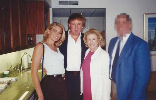 도널드 트럼프 미국 대통령이 1997년 모델을 강제 성추행했다는 주장이 제기됐다. 전직 모델 에이미 도리스(왼쪽)와 트럼프 대통령이 찍은 사진. /영국 언론 가디언지 갈무리