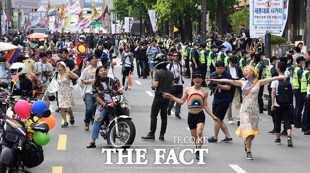 청와대는 18일 성(性)소수자 축제인 서울퀴어문화축제 개최를 반대한다는 국민청원에 대해 올해는 온란으로 개최한다고 답했다. 사진은 지난해 6월 서울퀴어문화축제 참가자들이 퍼레이드를 하는 모습. /이새롬 기자