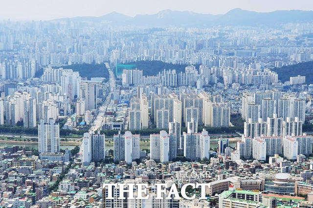 19일 국토교통부 실거래가 공개시스템에 따르면 지난달 서울에서 아파트 전세가격이 매매가격보다 높은 가격으로 거래되고 있는 사례가 나오고 있다. /더팩트 DB