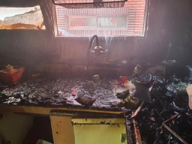 지난 14일 오전 인천시 미추홀구의 한 빌라 건물 2층에서 불이나 A군과 동생 B군이 중상을 입었다. 사진은 사고 현장의 모습. /인천소방본부 제공