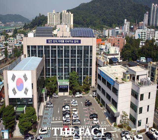 올해 들어 경북 칠곡군의 교통사고 사망자 수가 지난해보다 큰 폭으로 감소했다.사진은 칠곡 군청 전경 /칠곡군 제공