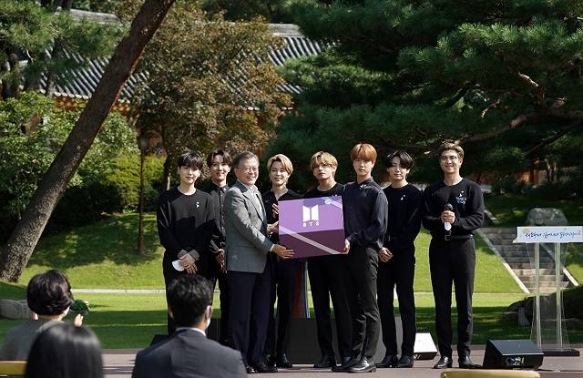 청와대는 20일 문재인 대통령이 방탄소년단의 노래와 춤을 모두 좋아한다고 말했다고 밝혔다. 사진은 1일 청와대에서 열린 제1회 청년의 날 기념식에서 방탄소년단으로부터 음악적 성과물과 메시지 등을 담은 2039년 선물을 받는 문 대통령. /청와대 제공