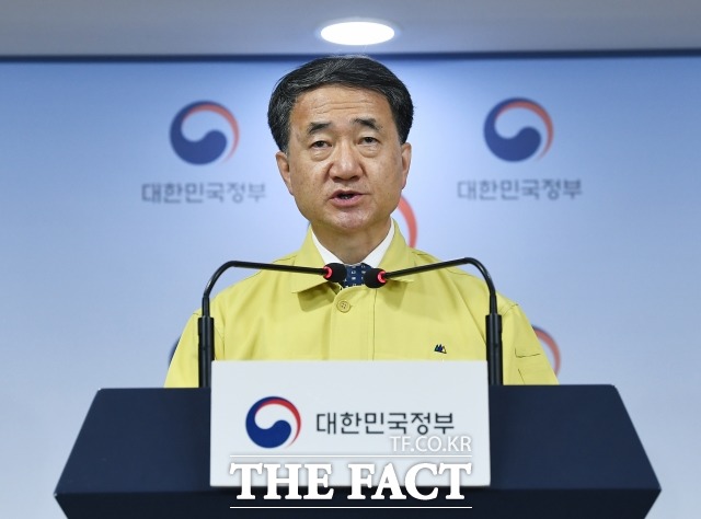 신종 코로나바이러스 감염증(코로나19) 신규 확진자가 38일 만에 두 자릿수로 떨어졌지만 방역당국은 비수도권 사회적 거리두기 2단계 조치를 일주일 연장하기로 했다. /이동률 기자