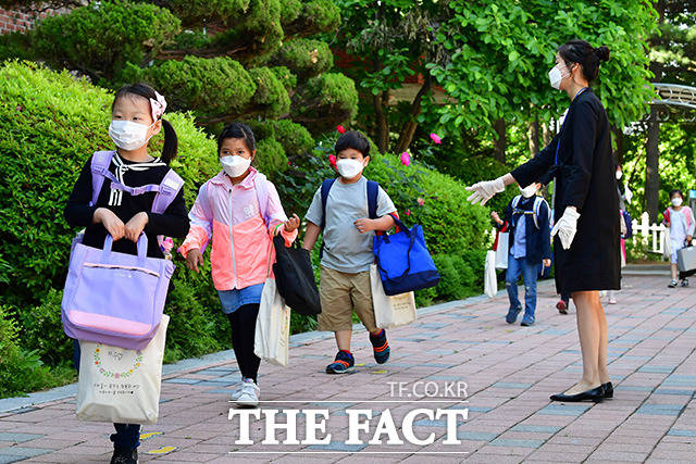 초등학교 1~2학년이 등교 수업을 시작한 지난 5월27일 오전 서울 송파구 세륜초등학교에서 학생들이 등교를 하고 있다./남용희 기자