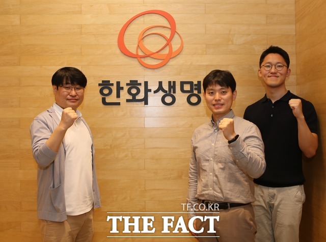 한화생명 보험금 AI 자동심사 시스템이 업계 최초로 특허청에서 2건의 기술특허를 획득했다. 특허 발명인인 한화생명 보험코어S구축TF팀의 이승우 차장, 한화시스템의 곽한빈 과장과 황기승 대리(왼쪽부터)가 기념 촬영을 하고 있다. /한화생명 제공