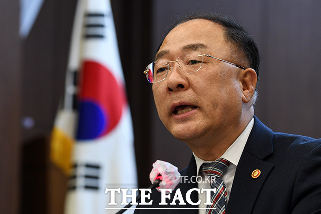 홍남기 경제부총리 겸 기획재정부 장관은 21일 농어촌 빈집 활용 숙박에 대한 상생 합의안이 도출됐다고 밝혔다. /남용희 기자