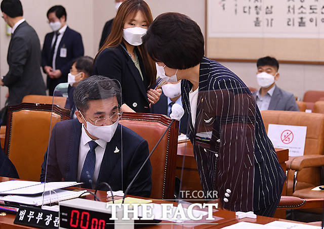 인사 나누는 서 장관(왼쪽)과 추미애 법무부 장관