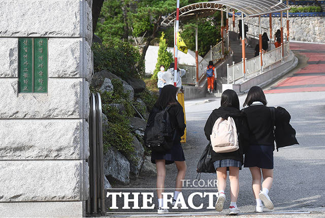 수도권 지역 유·초·중·고 학생들의 등교가 한 달 만에 재개된 21일 오전 서울 은평구 선일여자고등학교에서 학생들이 등교하고 있다. /이동률 기자