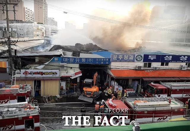 21일 오전 4시30분쯤 서울 동대문구 청량리청과물 시장에서 불이나 소방당국이 화재를 진압하고 있다./서울소방재난본부 제공