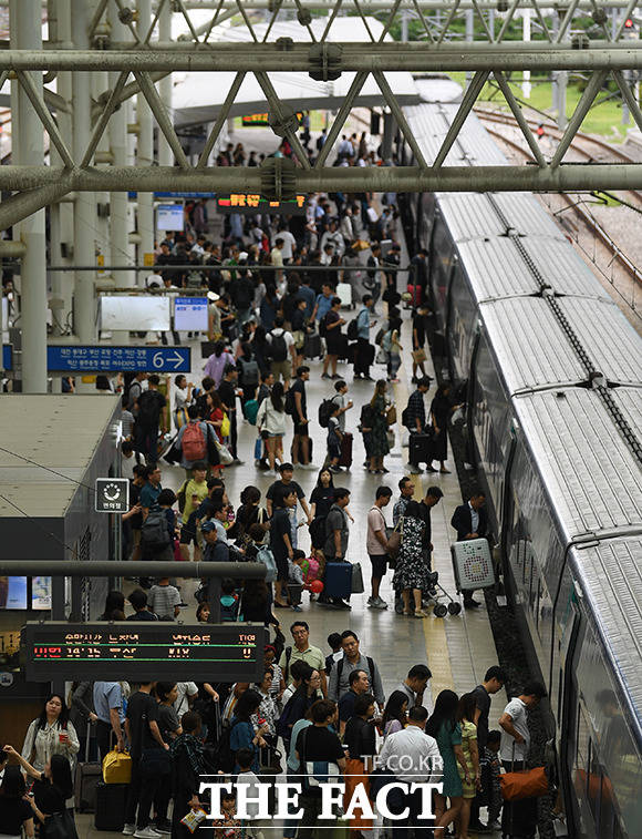 추석 연휴 첫날인 2019년 9월12일 오후 서울역을 찾은 시민들이 고향으로 향하는 열차에 탑승하고 있다. /이새롬 기자