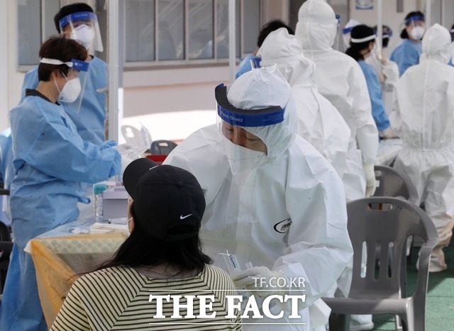 20일 포항 종합운동장에 설치된 ‘이동 선별진료소’에서 세명기독 병원 직원들이 코로나19 검사를 받고 있다./포항시 제공