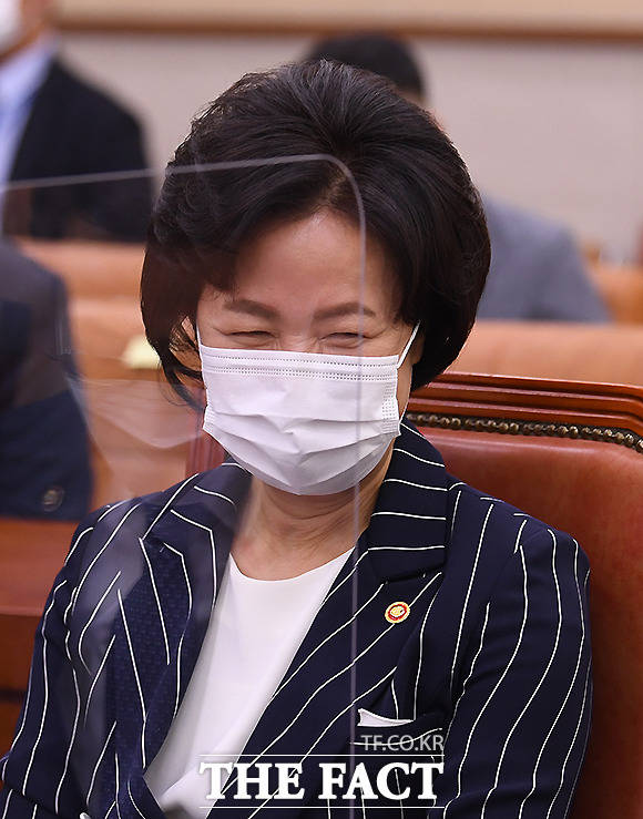 웃음 짓는 추 장관