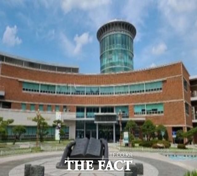 신종 코로나바이러스19 확산 방지를 위해 휴관 중인 경북 김천 시립도서관이 부분 개관한다. 사진은 김천시립도서관 전경 /김천시 제공