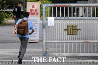 [TF포토] 한 달 만에 등교, '지각할 순 없어!'