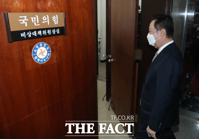 박용만 회장이 김종인 국민의힘 비상대책위원장을 만나기 위해 이동하고 있다. /남윤호 기자