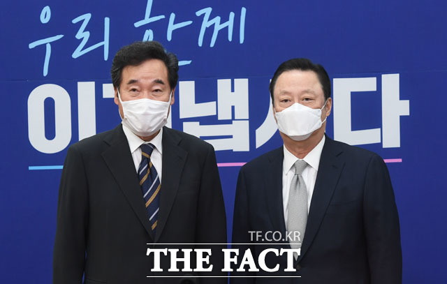 박용만 대한상공회의소 회장(오른쪽)이 22일 여야 대표를 만나 상법·공정거래법·금융그룹감독법 개정안 등 공정경제 3법에 대한 우려를 표명했다. 사진은 이낙연 더불어민주당 대표와 만난 박용만 회장. /남윤호 기자