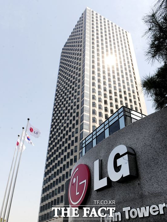 LG 최고경영진들은 이날 사장단 워크숍에서 고객 가치 실천과 관련해 구매 이전 제품 정보를 확인하는 단계에서부터 사후서비스에 이르는 단계별 고객 접점에 대한 면밀한 점검과 디지털 기술 등을 활용한 개선 방안에 대해 의견을 나눴다. /더팩트 DB