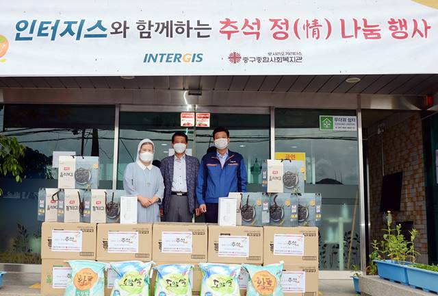 인터지스는 부산 중구종합사회복지관과 보육원에서 매칭그랜트 방식으로 조성한 기부금을 전달하는 비대면 사회공헌 활동을 진행했다. /동국제강 제공