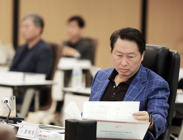 이날 임직원들에게 추석 인사를 전한 최태원 SK그룹 회장은 추석 연휴 중 볼만한 다큐멘터리로 플라스틱 바다’를 추천했다. /SK그룹 제공